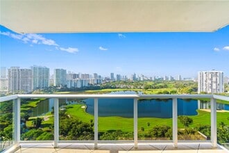 3675 N Country Club Dr in Aventura, FL - Foto de edificio - Building Photo