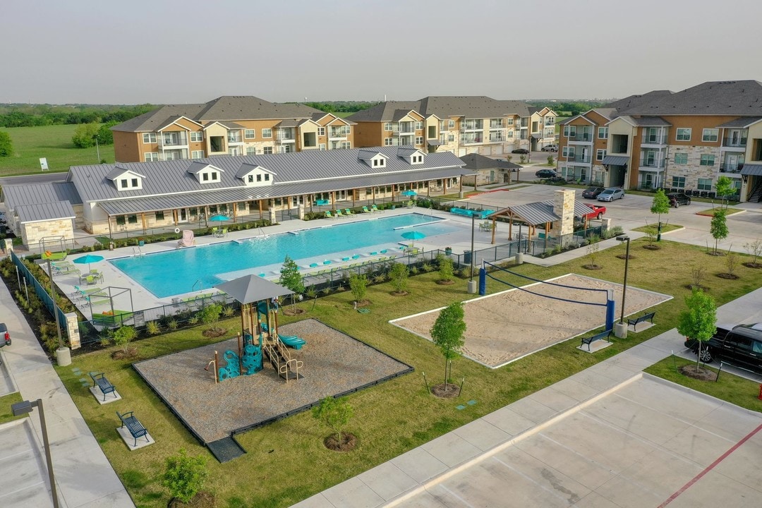 Biltmore At The Park in Pflugerville, TX - Building Photo