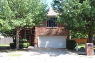 2741 Lynx Ln in Fort Worth, TX - Building Photo