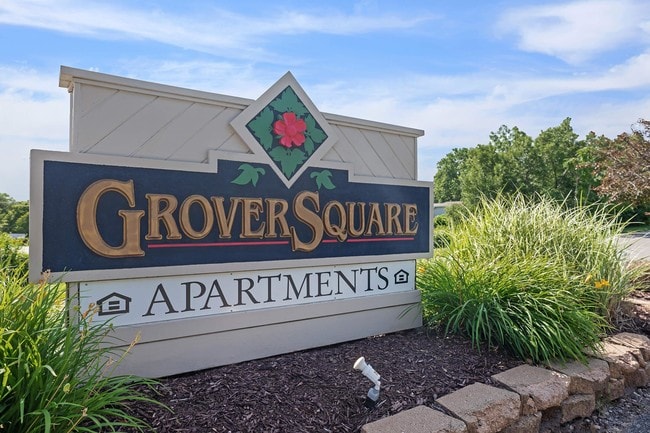 Grover Square Apartments in Omaha, NE - Foto de edificio - Building Photo