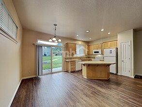 1628 NE 10th Pl in Canby, OR - Building Photo - Building Photo