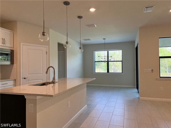 2122 Yellowfin Cir in Naples, FL - Building Photo - Building Photo