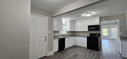 215 San Jacinto St in Highlands, TX - Building Photo - Building Photo