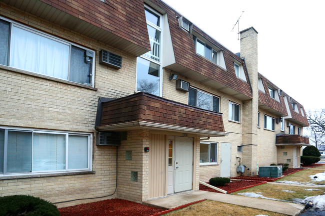 Briar Court Condominiums in Des Plaines, IL - Building Photo - Building Photo