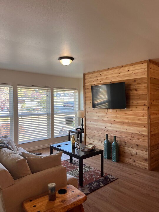 1335 Bradley St in Bremerton, WA - Building Photo