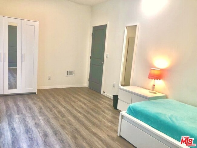 127 Serrano Ave in Los Angeles, CA - Building Photo - Building Photo