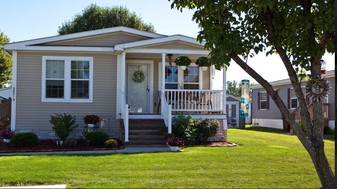 Country Meadows in Flat Rock, MI - Building Photo