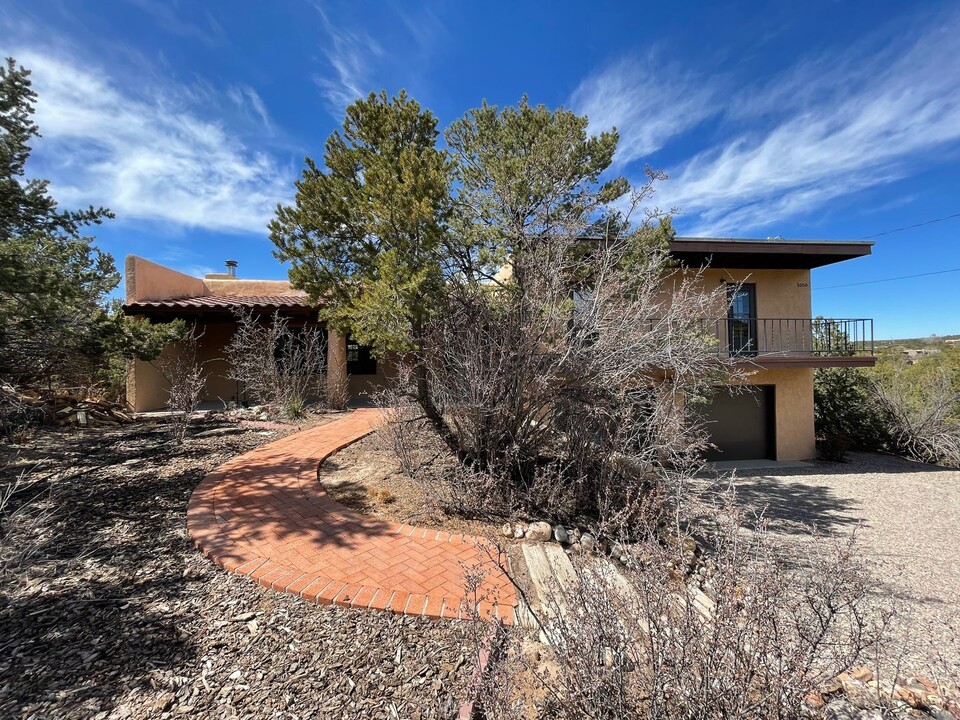 1056 Governor Dempsey Dr in Santa Fe, NM - Building Photo