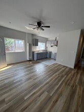 4917 S San Pedro St, Unit 4917 in Los Angeles, CA - Foto de edificio - Building Photo
