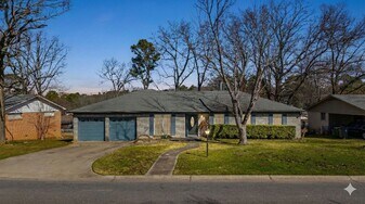 8210 Leatrice Dr in Little Rock, AR - Building Photo