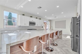 9885 Shadycrest Ct in Las Vegas, NV - Building Photo - Building Photo