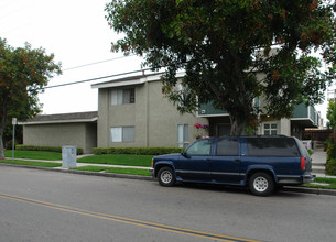 16182 Parkside Ln in Huntington Beach, CA - Building Photo - Building Photo