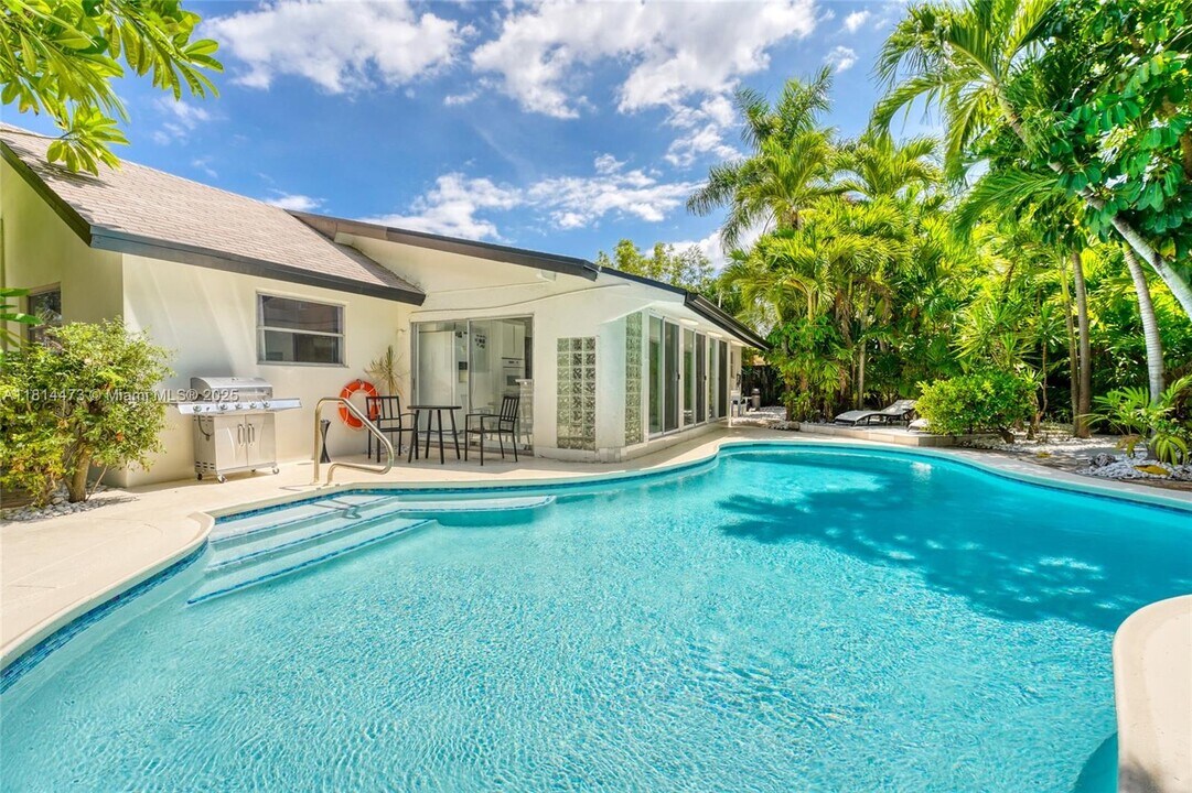 5451 NE 22nd Ave in Fort Lauderdale, FL - Foto de edificio