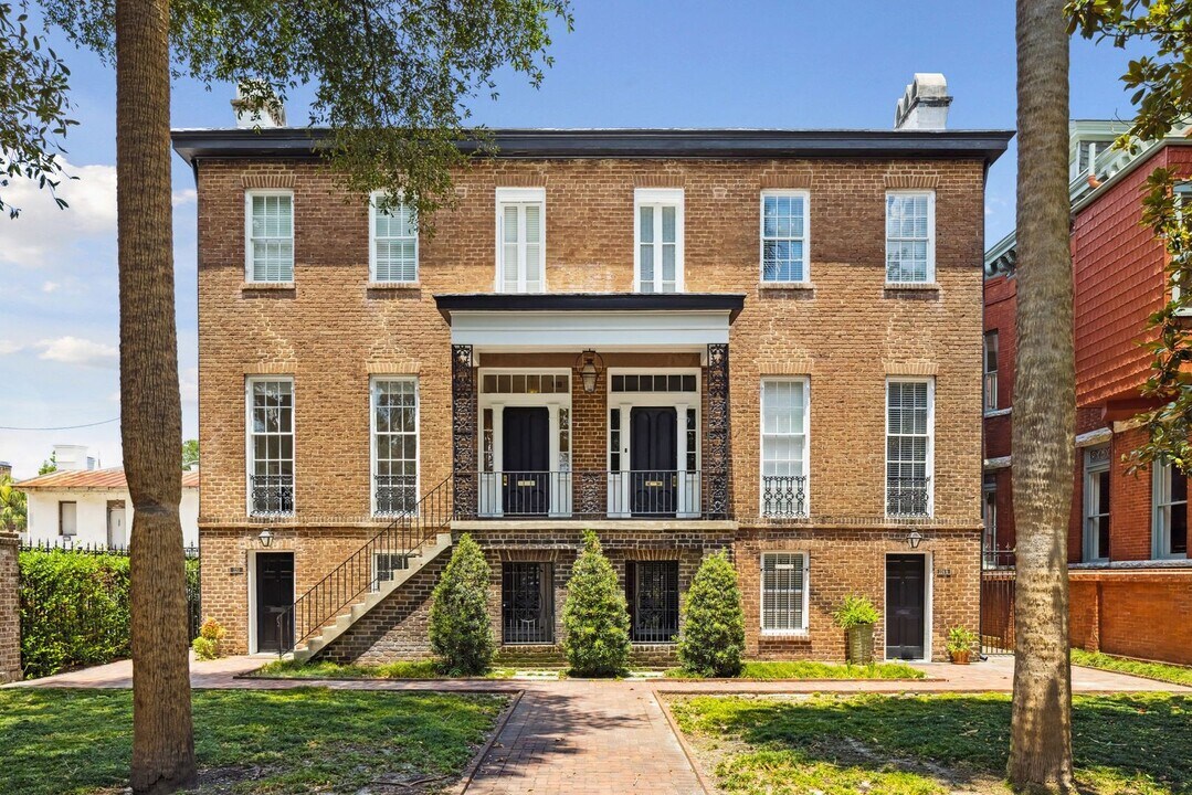 222 E Huntingdon St in Savannah, GA - Building Photo