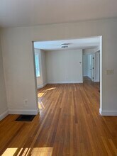 87 Floral St in Newton, MA - Building Photo - Building Photo