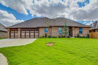 2701 Hermoso Cir in Edmond, OK - Foto de edificio - Building Photo