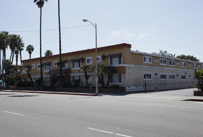 La Casa Blanca in Costa Mesa, CA - Foto de edificio - Building Photo