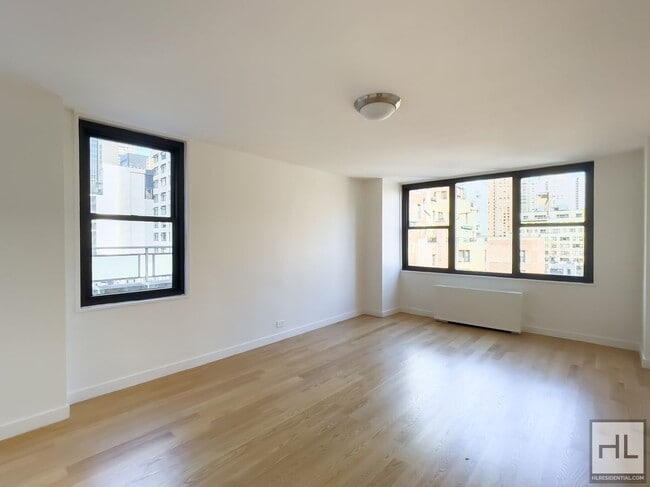 EAST 49 STREET, Unit 10J in New York, NY - Foto de edificio - Building Photo