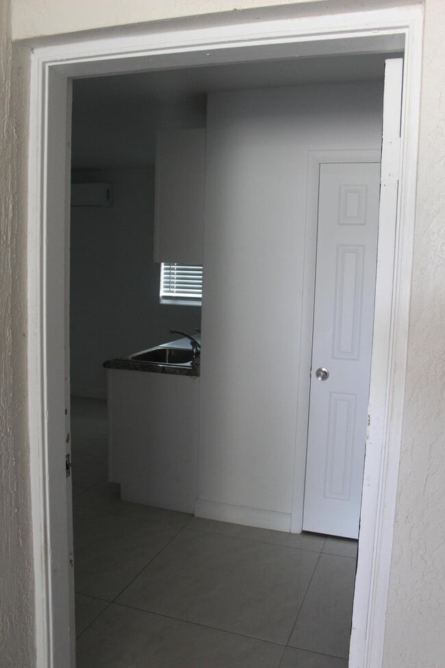 4434 Venus Ave in West Palm Beach, FL - Foto de edificio - Building Photo