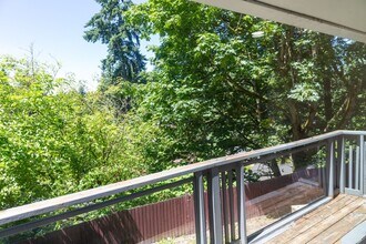 17305 Dayton Ave in Shoreline, WA - Building Photo - Building Photo