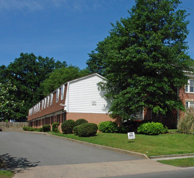 2910 Chamberlayne Ave in Richmond, VA - Foto de edificio - Building Photo