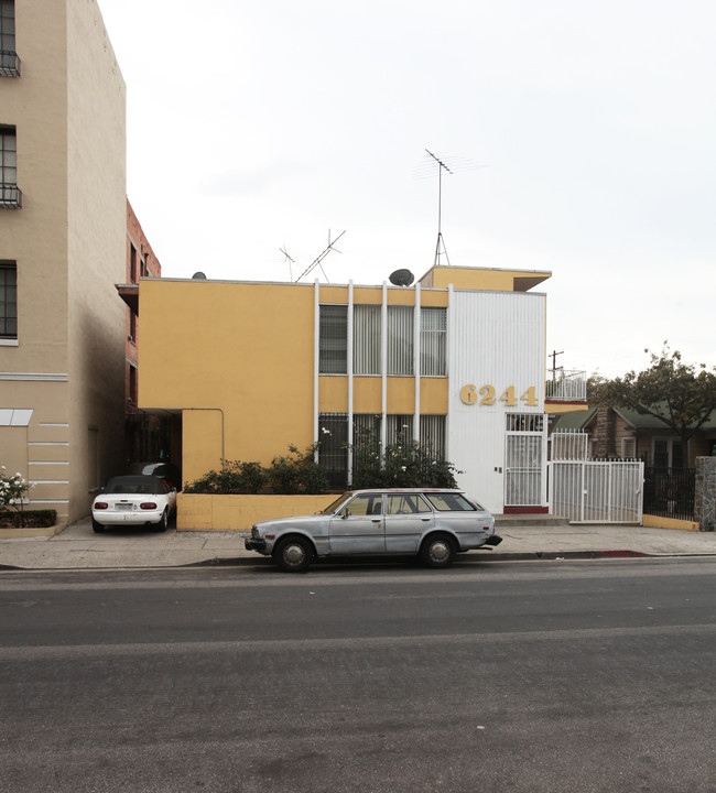 6244 De Longpre Ave in Los Angeles, CA - Foto de edificio - Building Photo