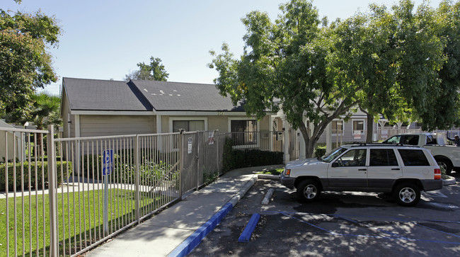 Sunset Village Apartments in Colton, CA - Foto de edificio - Building Photo