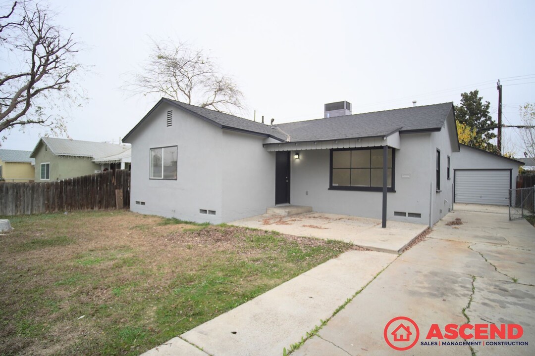 1230 Washington Ave in Bakersfield, CA - Building Photo