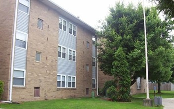 Huntingdon Village Apartments in Hunker, PA - Building Photo - Building Photo