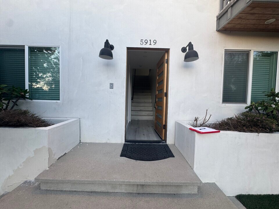 5919 Dauphin Ave, Unit 1 in Los Angeles, CA - Building Photo