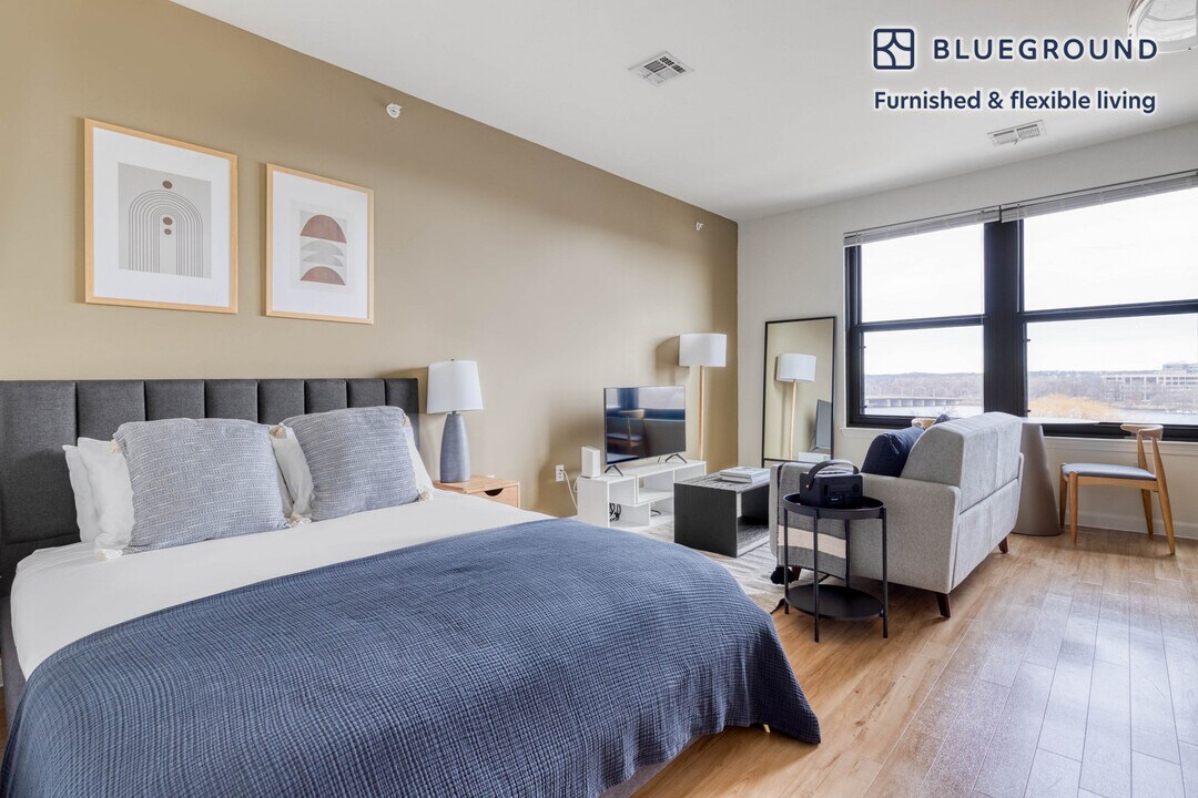 333 Great River Rd in Somerville, MA - Building Photo