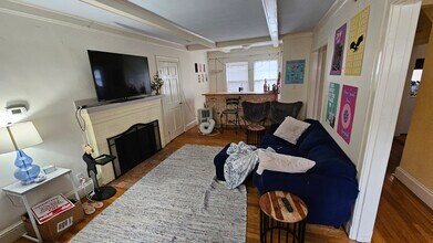 52 Greycliff Rd, Unit 1 in Boston, MA - Foto de edificio - Building Photo