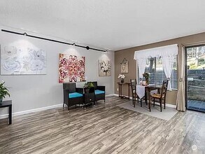 690 NW Atalanta Way in Oak Harbor, WA - Foto de edificio - Building Photo