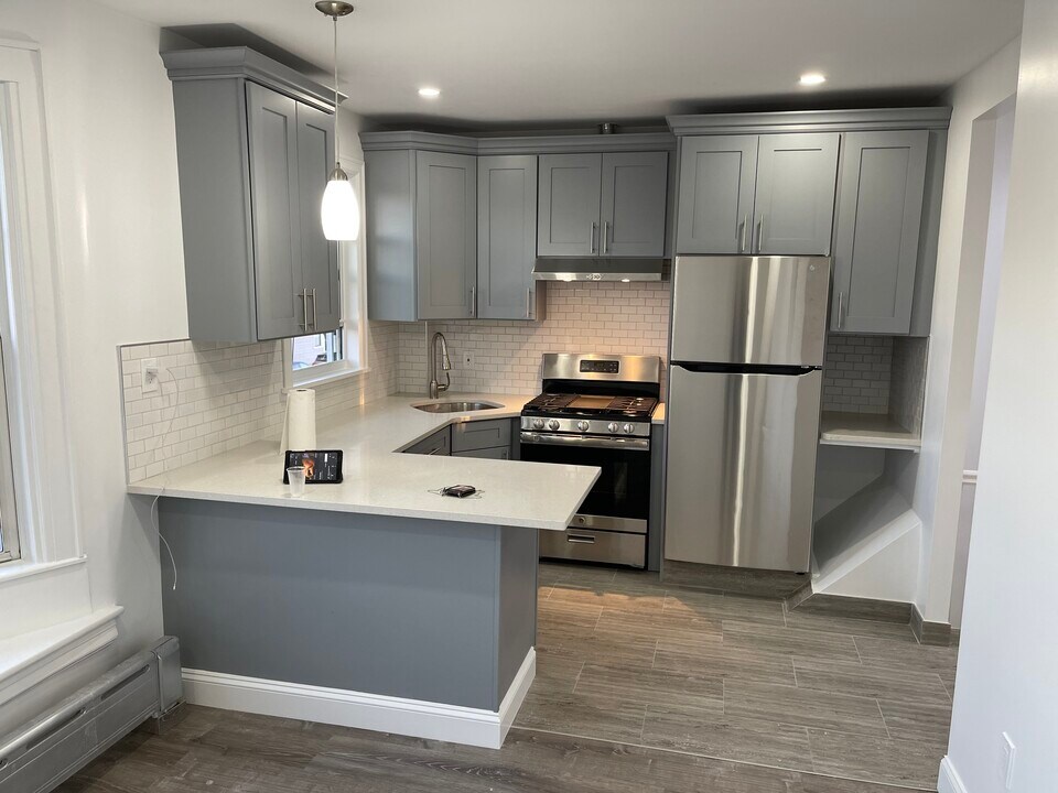 7856 76th St, Unit 2fl in Glendale, NY - Foto de edificio