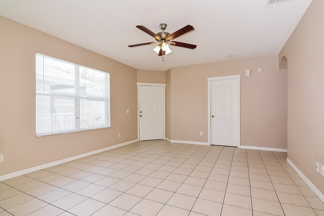 7742 Bristol Park Dr in Apollo Beach, FL - Building Photo - Building Photo