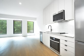 1270 Sherbrooke Rue E in Montréal, QC - Building Photo - Building Photo