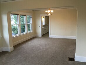 7544 N Albina Ave in Portland, OR - Building Photo - Building Photo