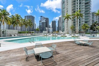 90 SW 3rd St in Miami, FL - Building Photo - Building Photo