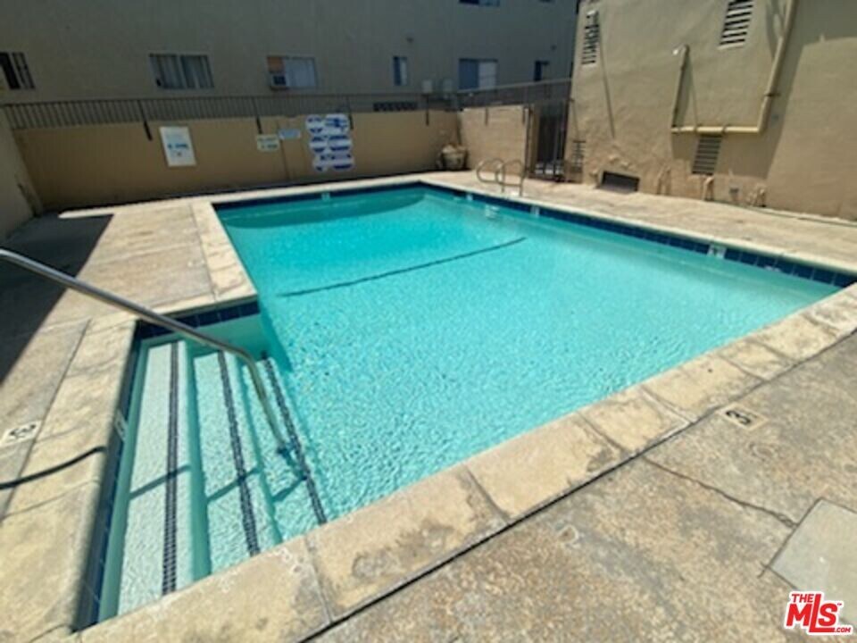 7925 Vineland Ave in Los Angeles, CA - Building Photo