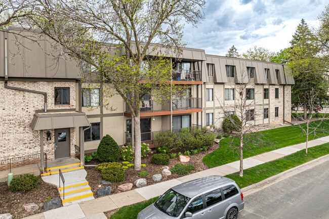 Westwood Villa Condominium in Minneapolis, MN - Building Photo - Building Photo