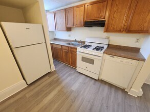 42 W Baltimore St, Unit 13 in Lynn, MA - Building Photo - Building Photo