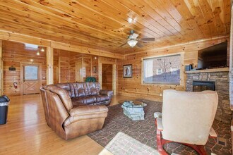 1115 Towering Oaks Dr in Sevierville, TN - Foto de edificio - Building Photo