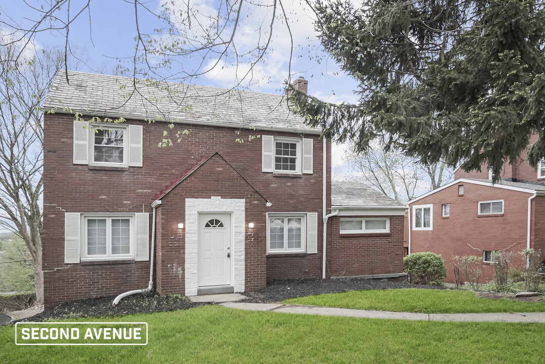4534 W Barlind Dr in Pittsburgh, PA - Building Photo