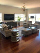 1188 N Tamiami Trl in Sarasota, FL - Foto de edificio - Building Photo