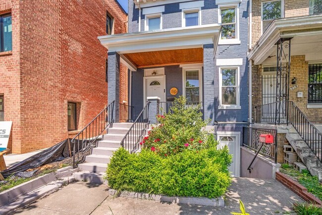 521 Columbia Rd NW in Washington, DC - Building Photo - Building Photo