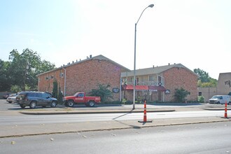 University Village in Fort Worth, TX - Foto de edificio - Building Photo