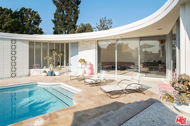 property at 4575 Dundee Dr