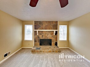 429 Sugar Springs Way in Marietta, GA - Foto de edificio - Building Photo