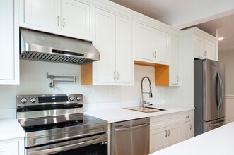 171 Everett St, Unit 171-2 in Boston, MA - Foto de edificio - Building Photo