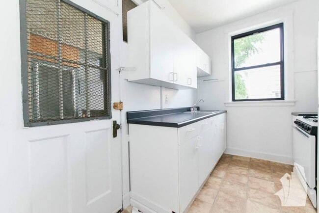 2418 N Sawyer Ave in Chicago, IL - Building Photo - Building Photo